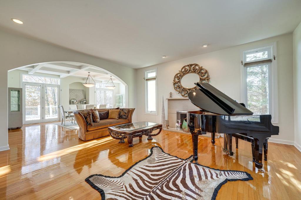 Stunning Mokena Home with Pool and Deck with Lake View!, Mokena