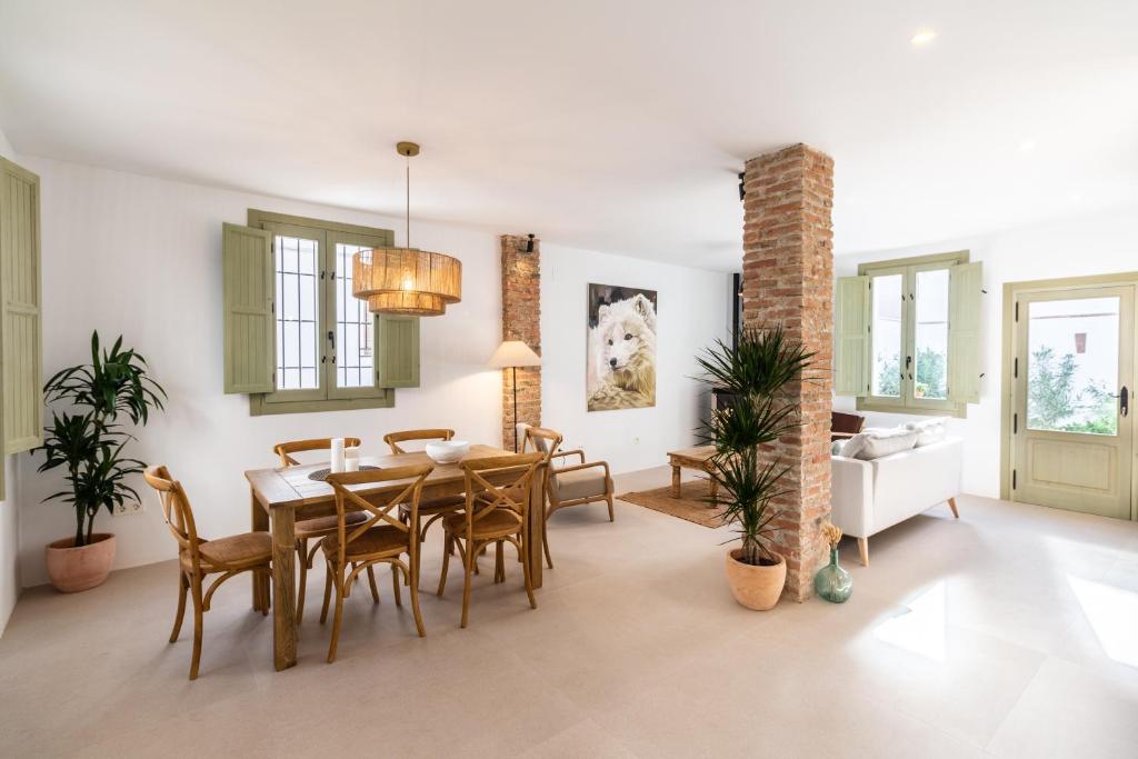 a dining room with a table and chairs at Casa Alhambra einzigartiges Haus bei Granada in Dúrcal