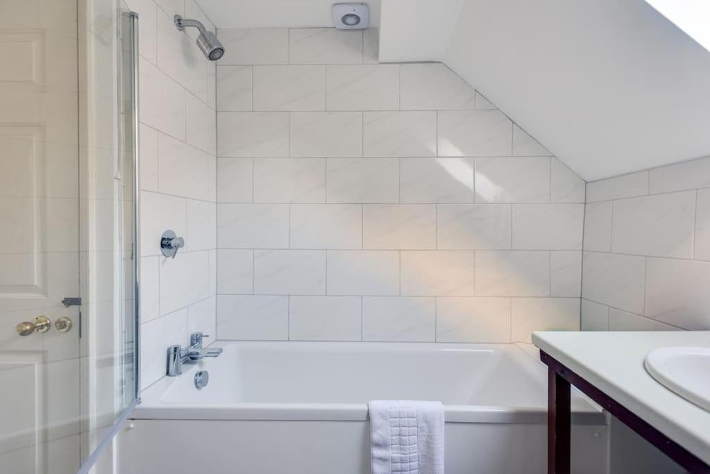 Cosy 2-Bedroom Haven in Picturesque Headington - Vakantiehuis