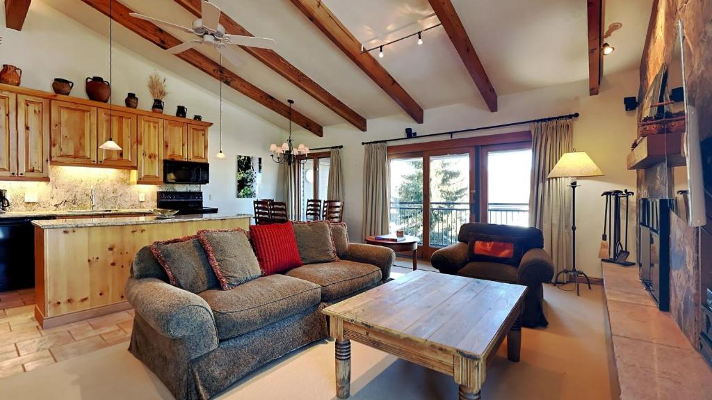 - un salon avec un canapé et une table dans l'établissement Timberline Condominiums 3 Bedroom Deluxe unit C3A, à Snowmass Village