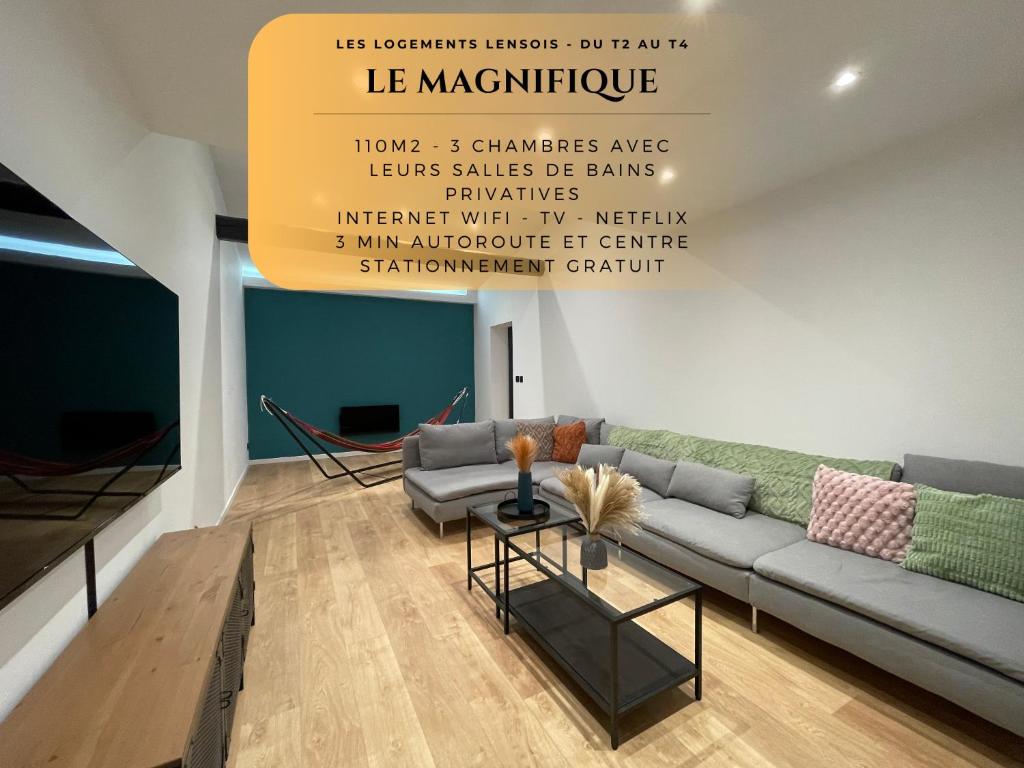 una sala de estar con sofá y una pared con palabras. en Le Magnifique Spacieux - 6 personnes - 3 chambres avec SDB privatives - idéal entreprise, en Lens