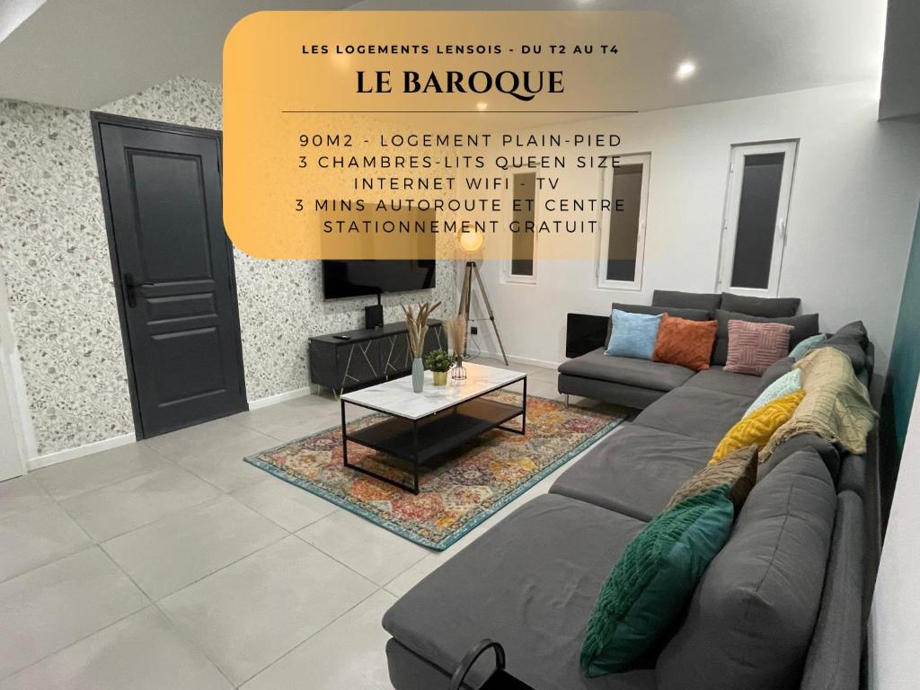 - un salon avec un canapé et une table dans l'établissement Le Baroque - plain-pied - 3 chambres - Wi-fi, à Lens