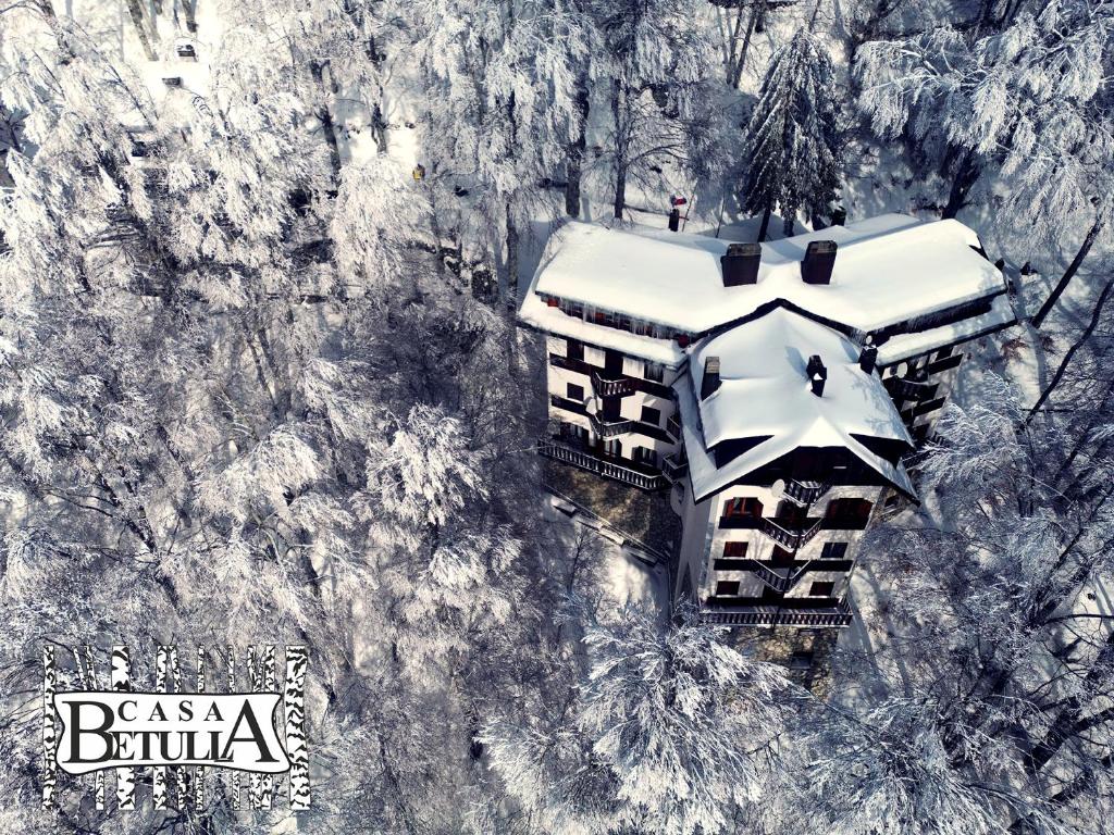 una vista aérea de un edificio cubierto de nieve en Le Case Nel Bosco Terminillo, en Terminillo