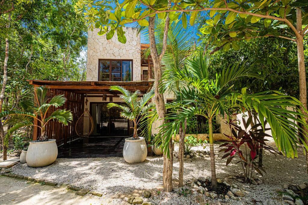 Ein Haus mit einem Haufen Bäume davor in der Unterkunft Tulum Jungle Villas - Villa Afterlife in Tulum