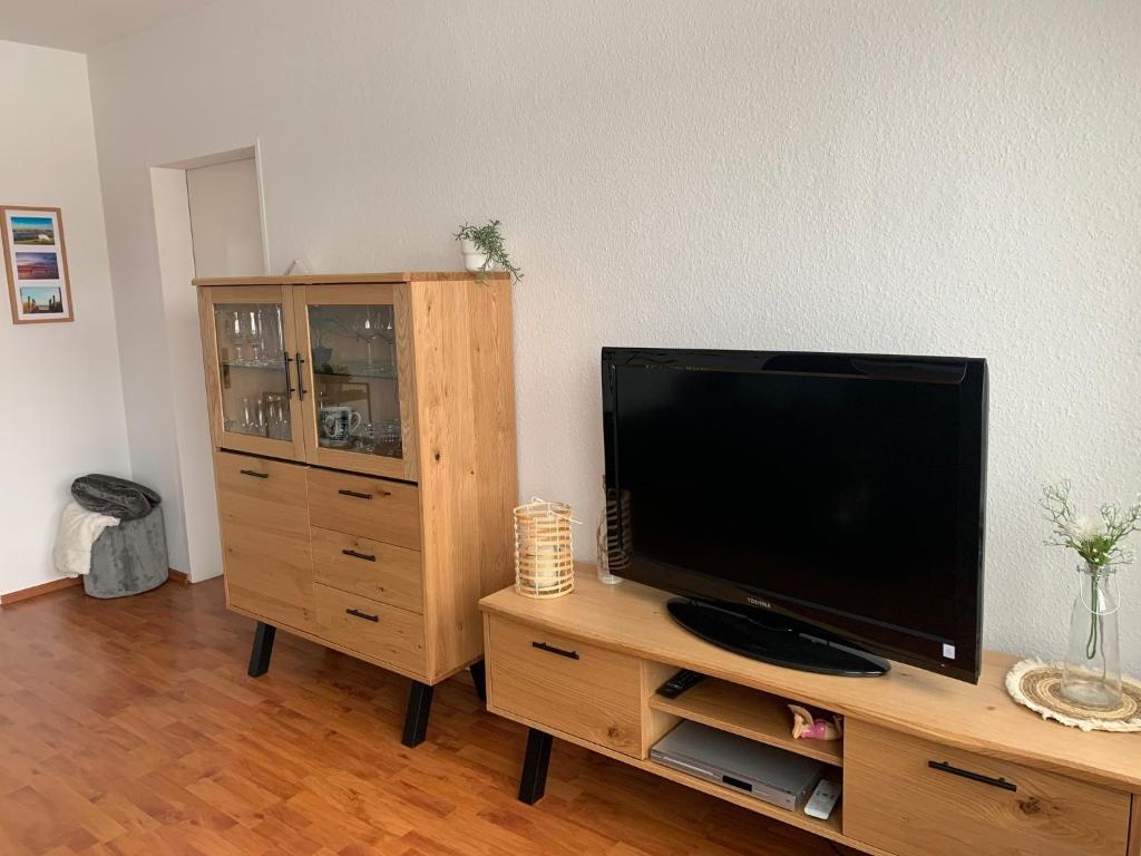 uma televisão de ecrã plano numa bancada de madeira numa sala de estar em Fehmarn-OstseeferienMöwennest 205 em Burgtiefe auf Fehmarn 