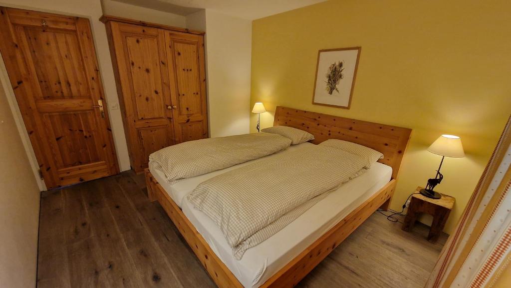 Postel nebo postele na pokoji v ubytování Aparthotel Chesa Bellaval