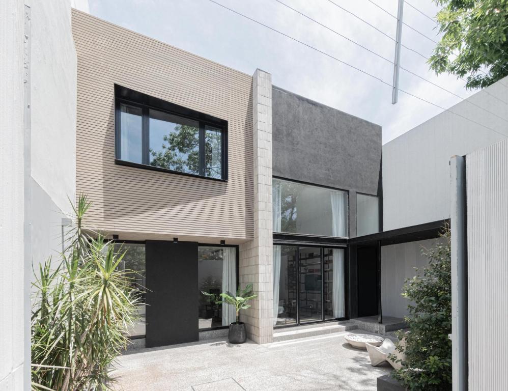Casa moderna con ventanas negras y hormigón en Fliphaus Honduras 5700 - Lux 5 Bd Pool & Bbq en Buenos Aires