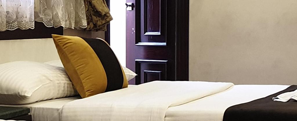 Postel nebo postele na pokoji v ubytování Nile Guardian Hotel