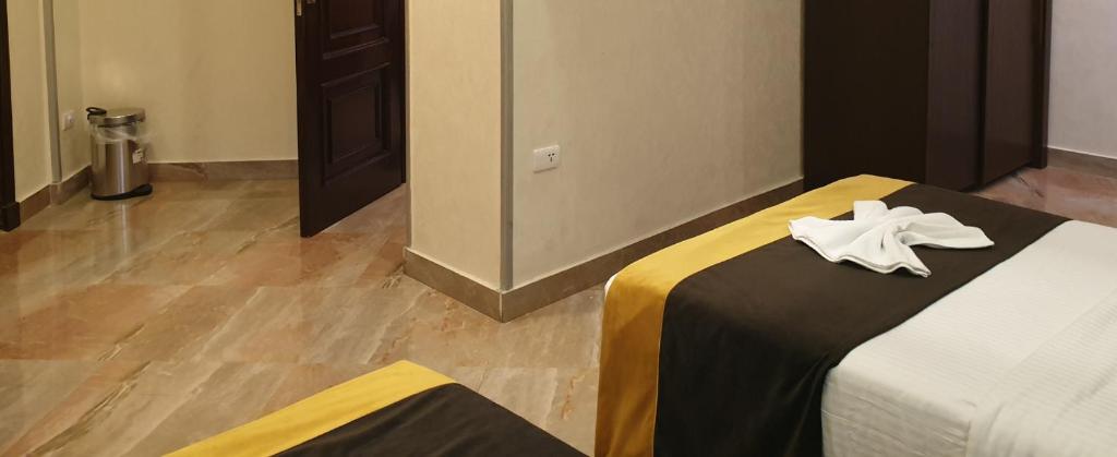 Postel nebo postele na pokoji v ubytování Nile Guardian Hotel
