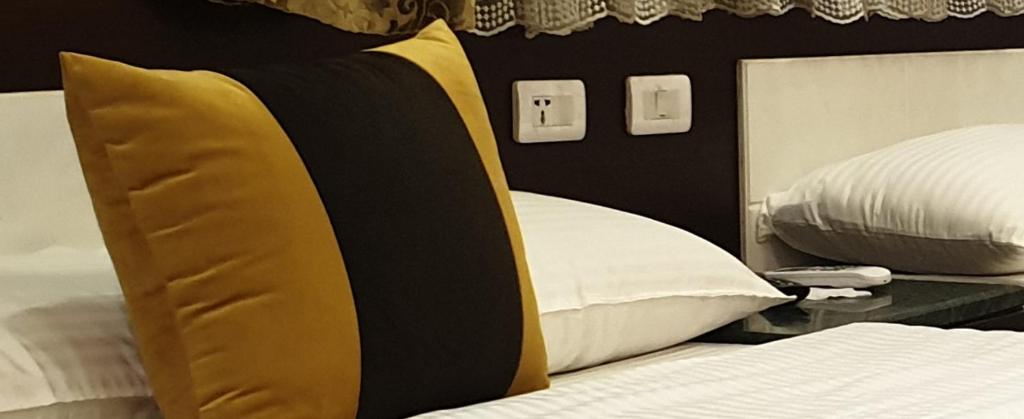 Postel nebo postele na pokoji v ubytování Nile Guardian Hotel