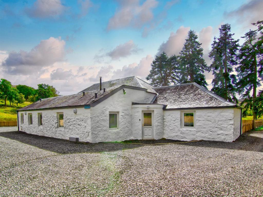 a white house sitting on top of a driveway at Wester Caiplich - Uk30261 in Cray