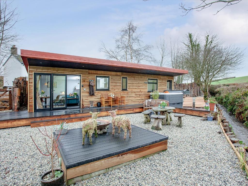 a log cabin with two figurines in front of it at Stargazing Retreat - Uk32423 in Merton