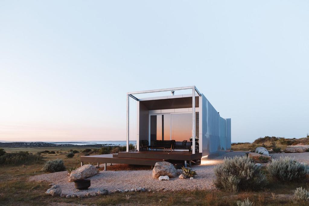 una casa de cristal en medio de un desierto en Pod-e Luxury Accommodation - Mulla Mulla, en Streaky Bay