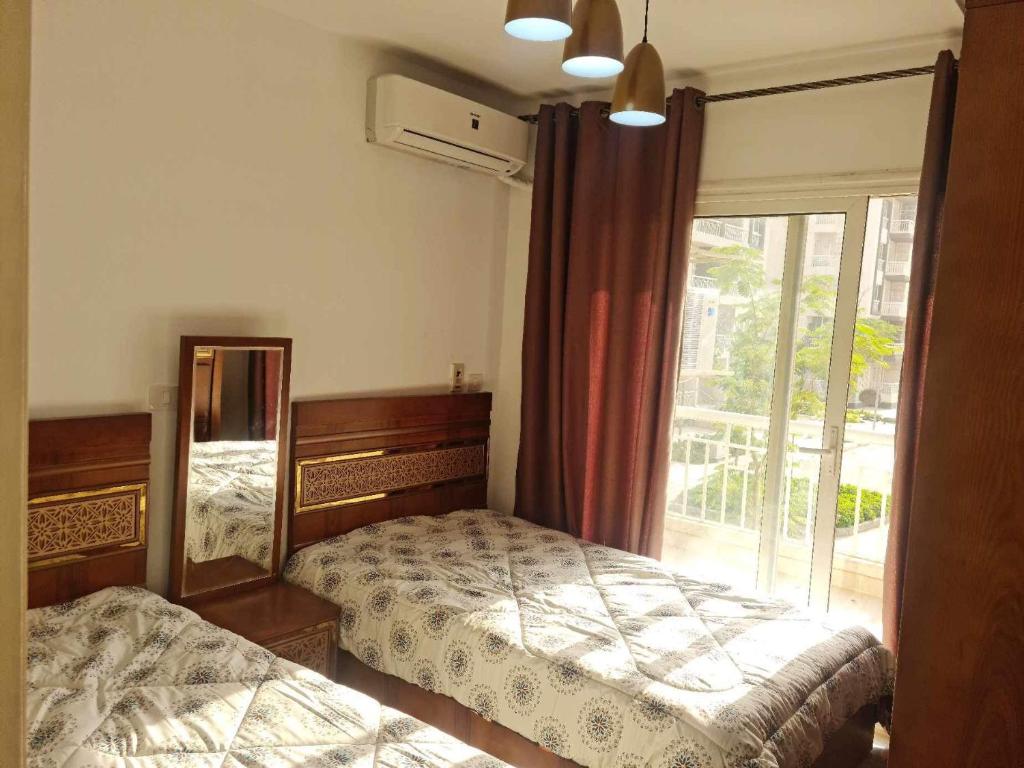 Postel nebo postele na pokoji v ubytování شقه مفروشه بمدينتى