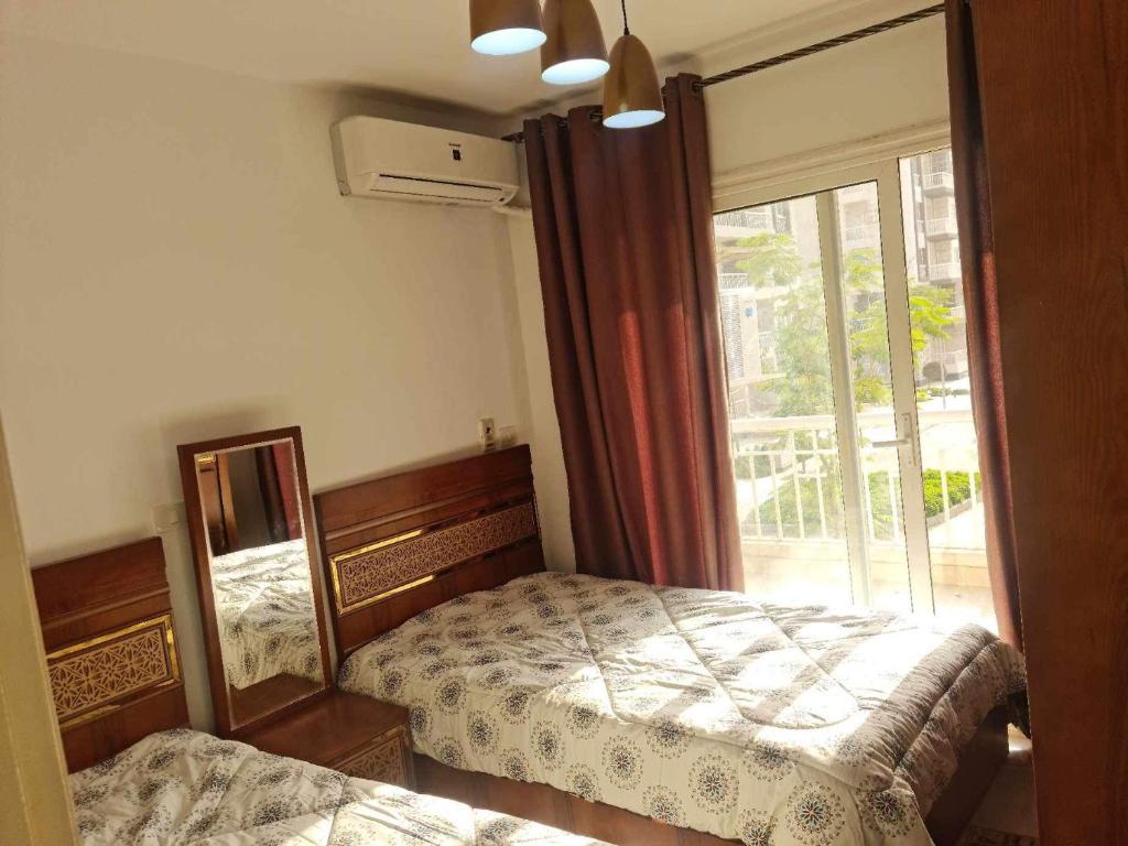Postel nebo postele na pokoji v ubytování شقه مفروشه بمدينتى