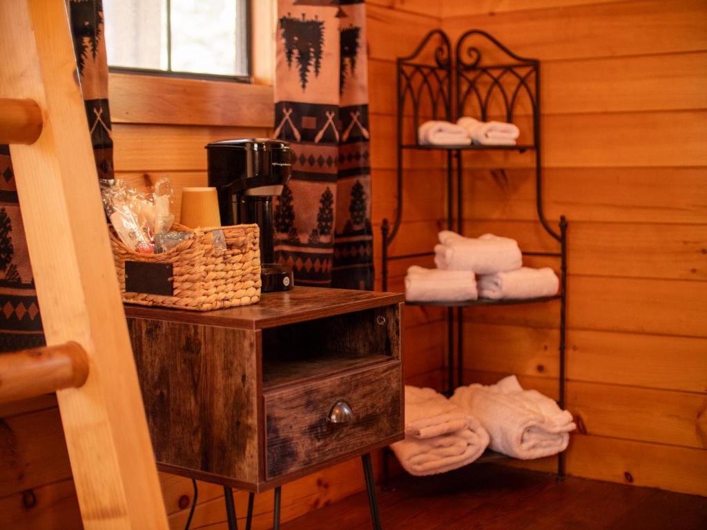 una habitación con toallas y una estantería con toallas en Lakeshore Resort, en Lakeshore