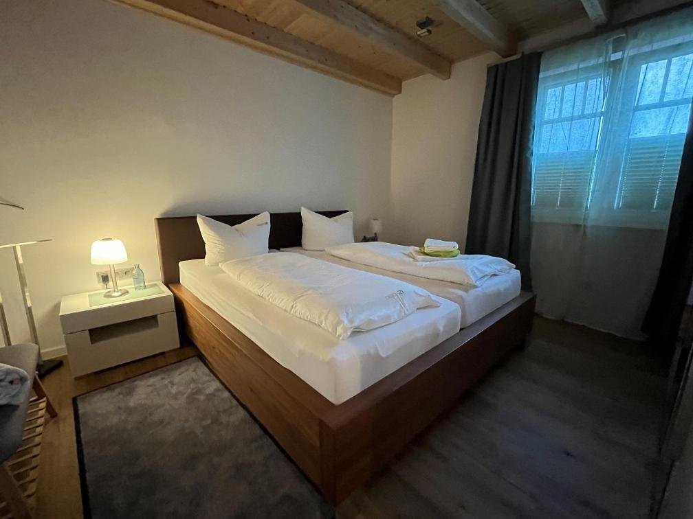 ein Schlafzimmer mit einem großen Bett und einem Fenster in der Unterkunft Deich21-Haus Langeoog in Wangerland