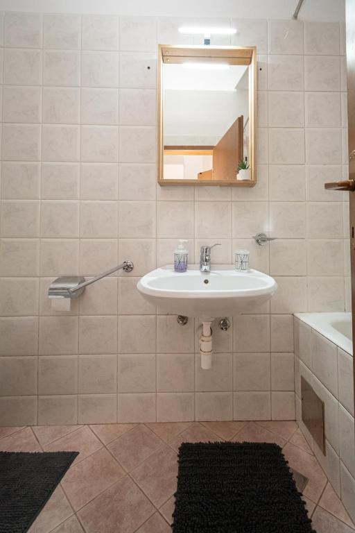 Kúpeľňa v ubytovaní Apartments by the sea Sukosan, Zadar - 5863