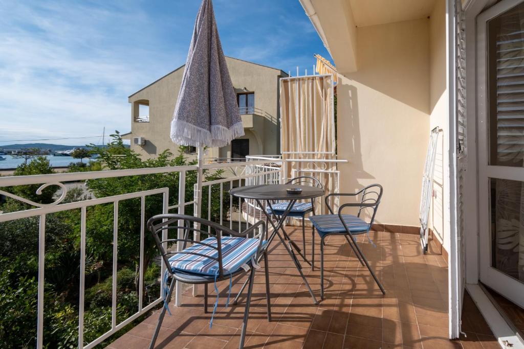 Balkón alebo terasa v ubytovaní Apartments by the sea Sukosan, Zadar - 5863