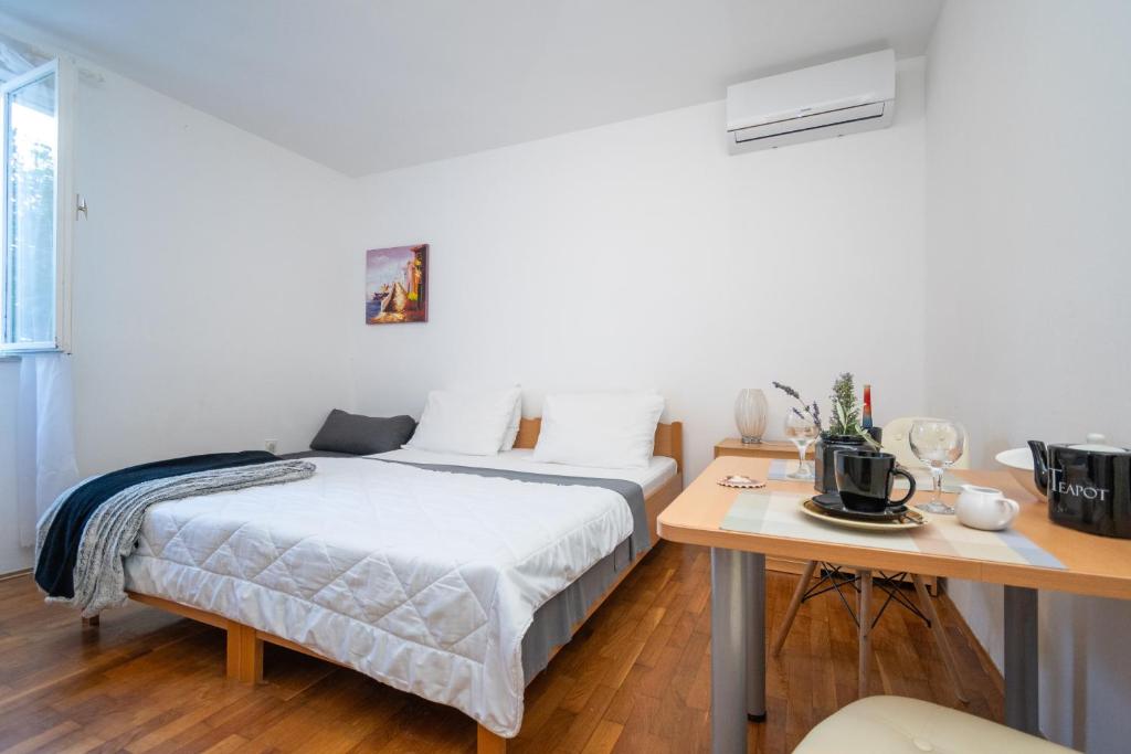 Posteľ alebo postele v izbe v ubytovaní Apartments by the sea Sukosan, Zadar - 5863