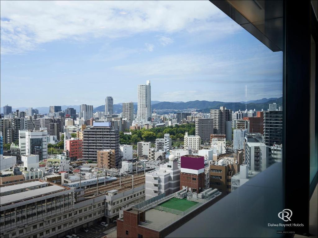 Blick auf eine große Stadt von einem Gebäude in der Unterkunft Daiwa Roynet Hotel Hiroshima-ekimae in Hiroshima