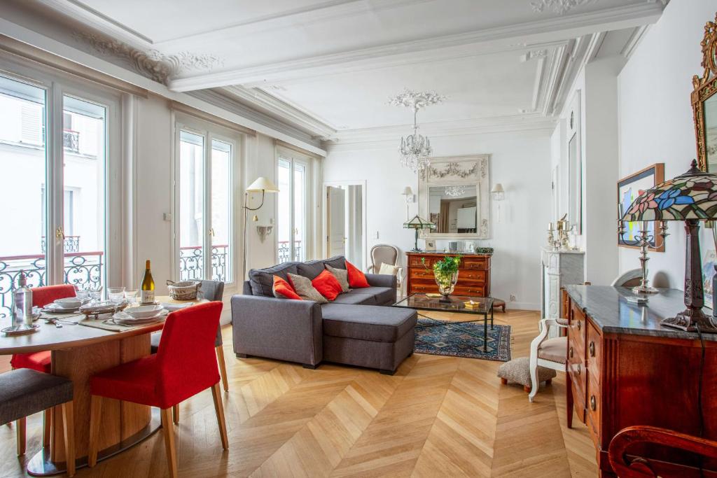 un salon avec un canapé et une table dans l'établissement Appartement Folletto - Welkeys, à Paris