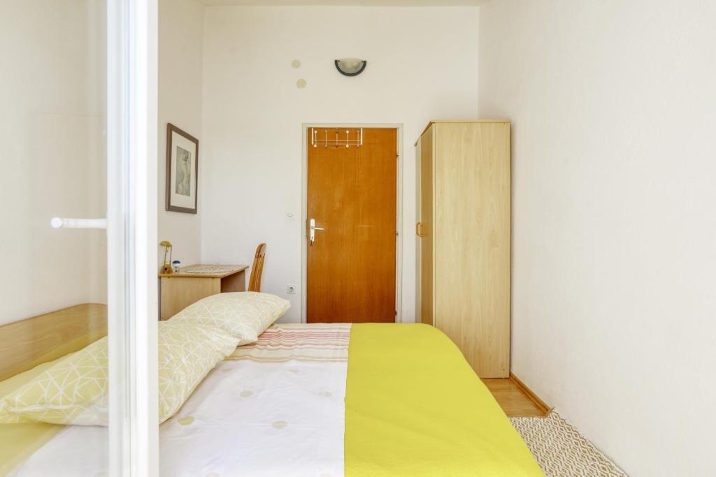 Posteľ alebo postele v izbe v ubytovaní Apartments by the sea Brodarica, Sibenik - 466