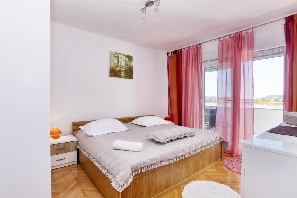Posteľ alebo postele v izbe v ubytovaní Apartments by the sea Brodarica, Sibenik - 466