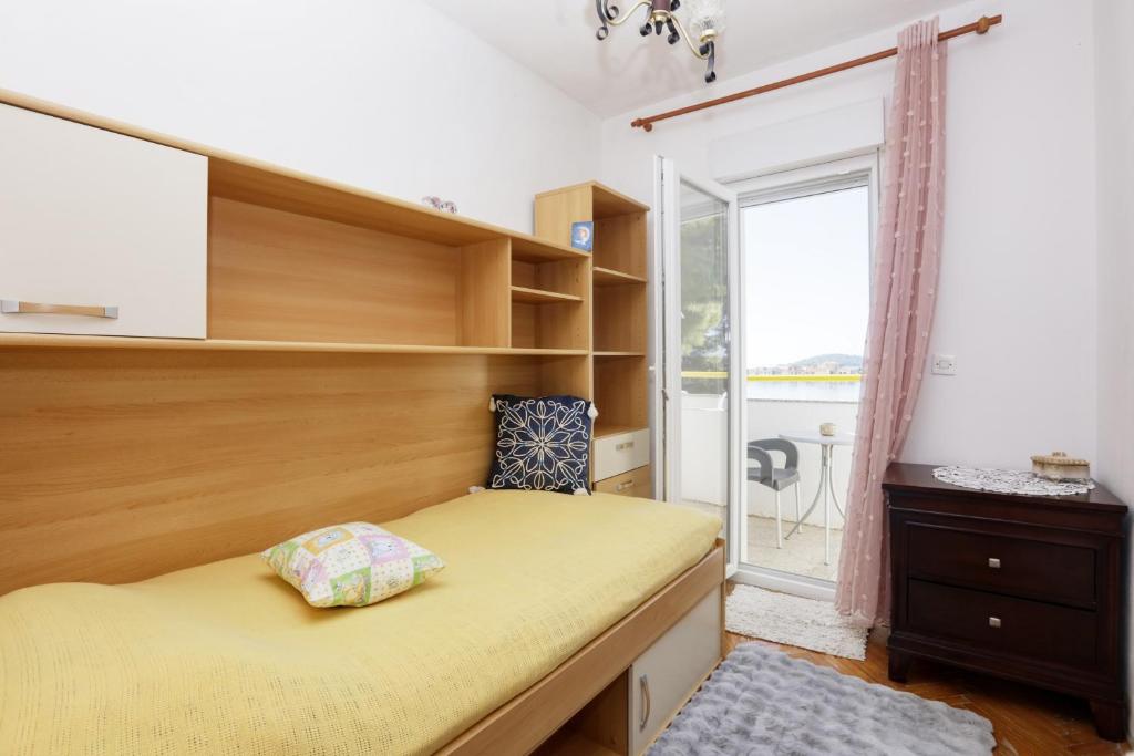 Posteľ alebo postele v izbe v ubytovaní Apartments by the sea Brodarica, Sibenik - 466