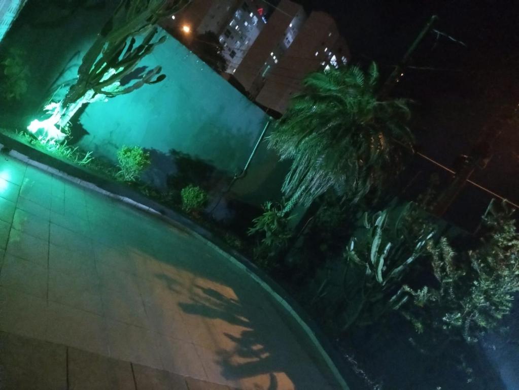 einen Blick über den Pool in der Nacht in der Unterkunft Casa linda Praia dos Sonhos in Itanhaém