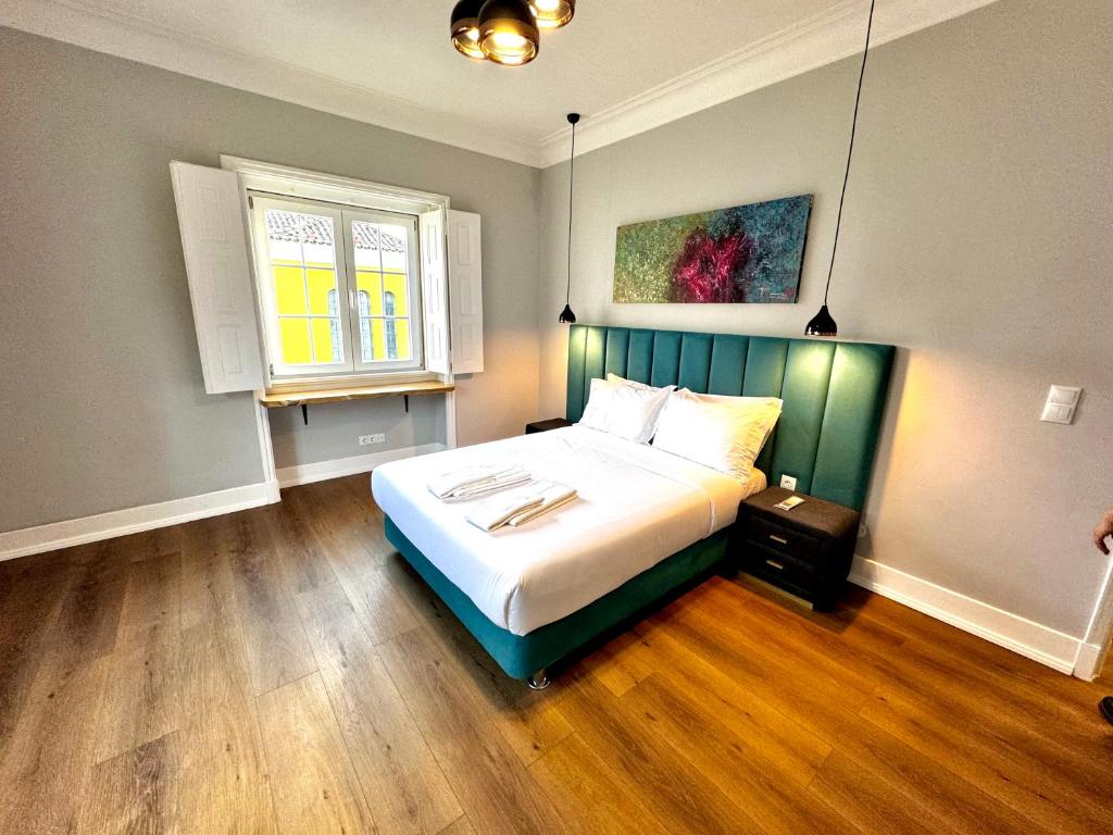 Schlafzimmer mit einem Bett und einem Fenster in der Unterkunft Relax and Explore Lisbon Suites and Rooms in Lissabon