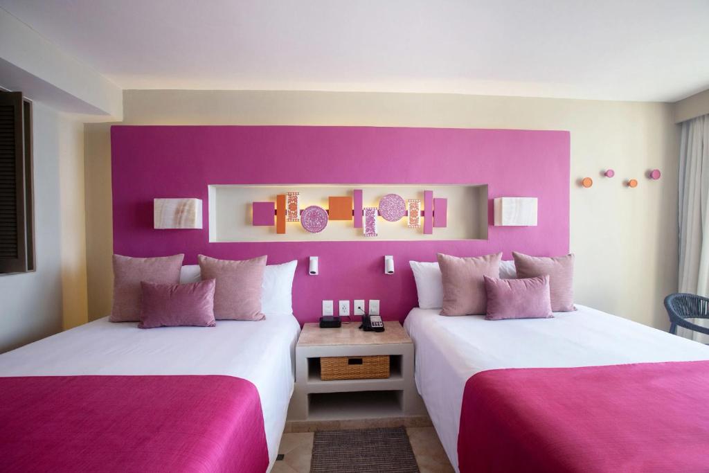 Habitación Estándar — detalle de camas y balcón