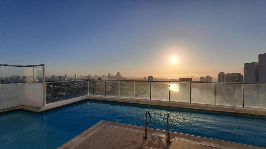 卡塔赫納的住宿－Cómodo apartamento en Cartagena，建筑物屋顶上的游泳池