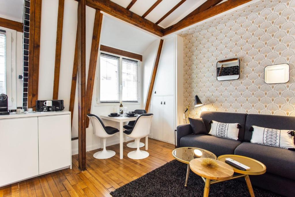 a living room with a couch and a table at Comfy studio lumineux - Trocadero Doumer 2 in Paris