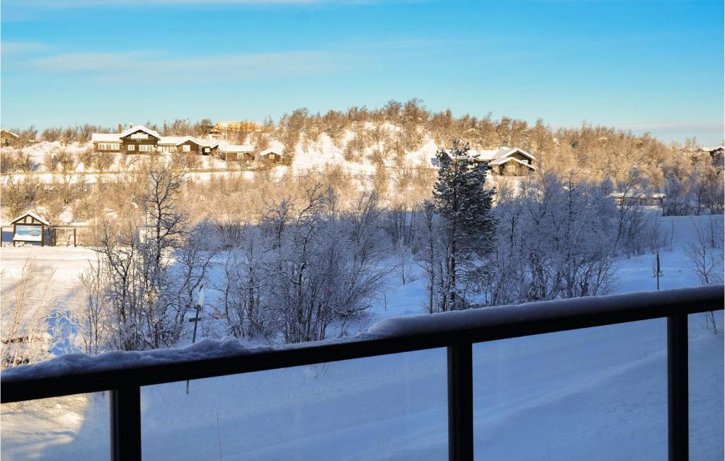 uma vista para um campo coberto de neve com uma cerca em Amazing Apartment In Geilo With House A Mountain View em Geilo
