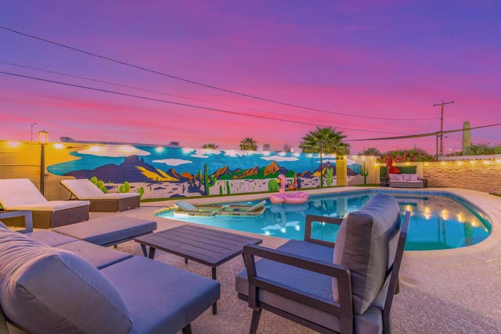 Peldbaseins naktsmītnē Stylish Old Town Scottsdale Oasis w/ Heated Pool vai tās tuvumā