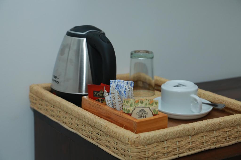 Příslušenství pro přípravu čaje a kávy v ubytování Mzion Hotel Weligama