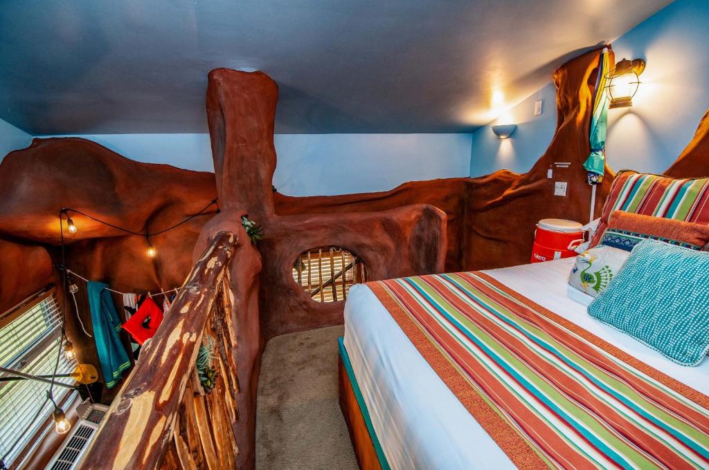 The Anniversary Inn - Logan - Deluxe King Room