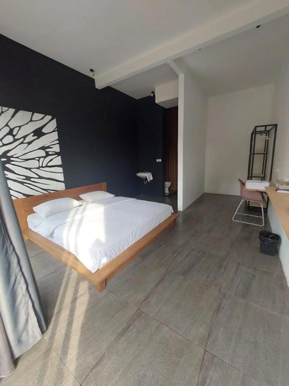 Rúm í herbergi á Mercusuar Resort Jepara