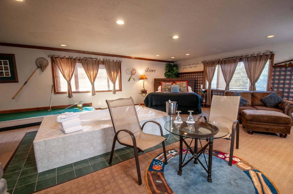 The Anniversary Inn - Logan - Double Room With Mountain View
