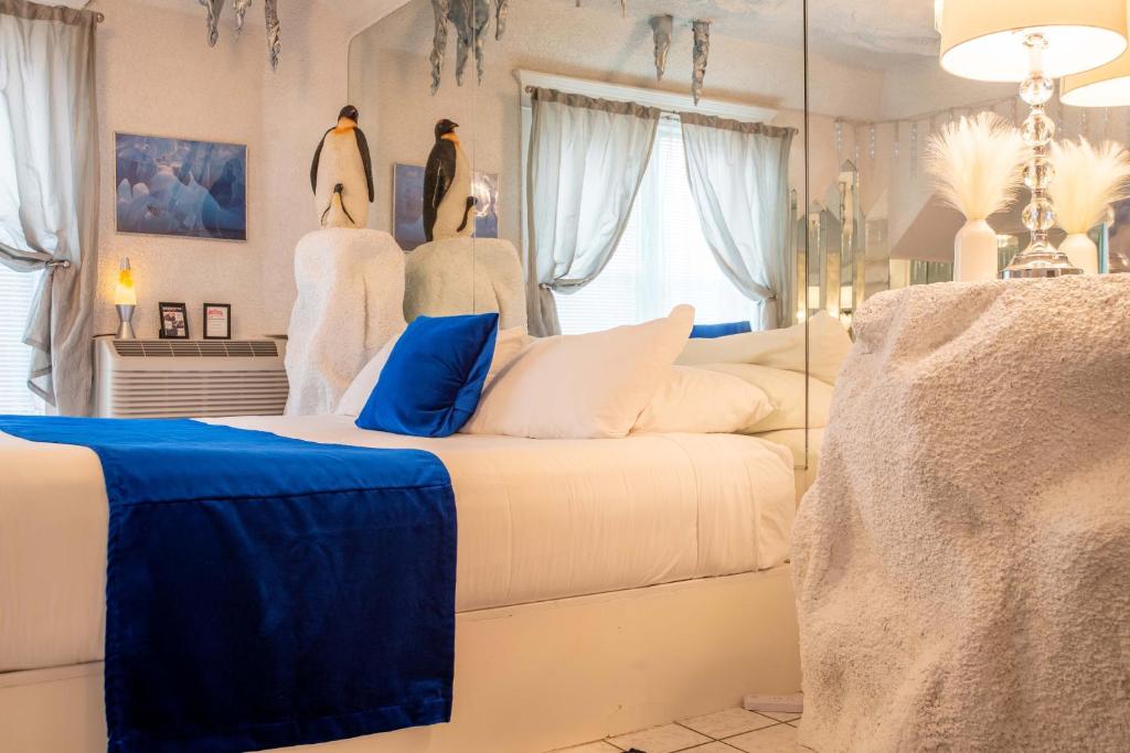 The Anniversary Inn - Logan - Queen Room With Garden View