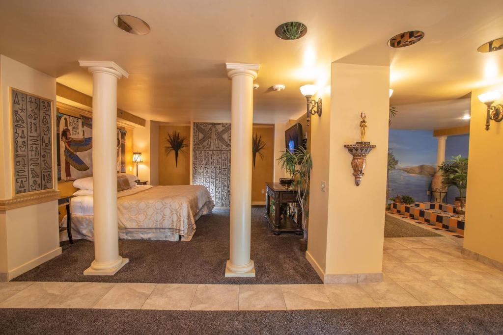 The Anniversary Inn - Logan - Queen Room With Spa Bath