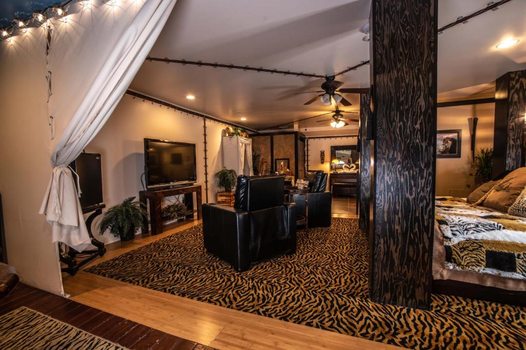 The Anniversary Inn - Logan - Standard King Room