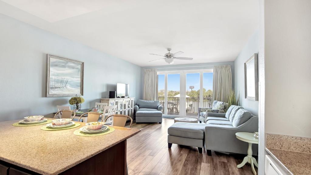 A seating area at Laketown Wharf #0109