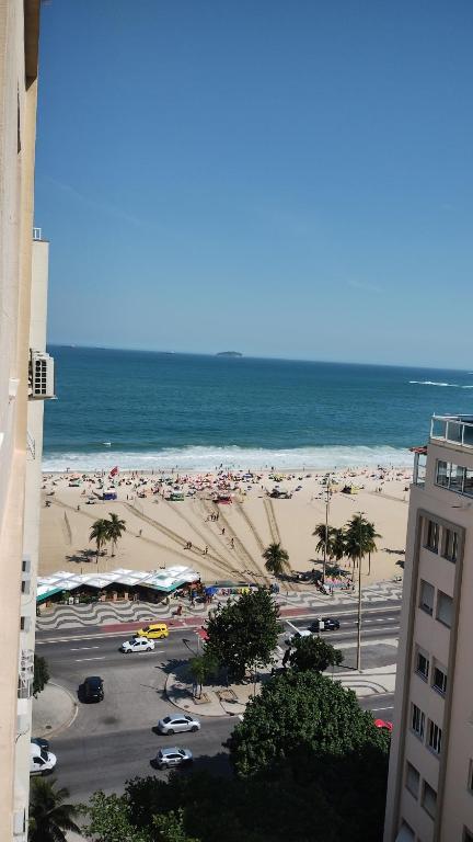 a view of a beach with a lot of people at charmoso vista mar apê copa 80 metros da praia in Rio de Janeiro