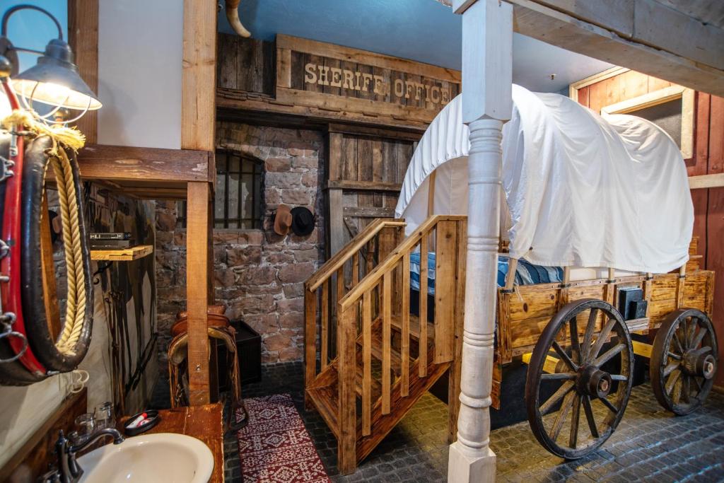 The Anniversary Inn - Fifth South - Deluxe Double Room