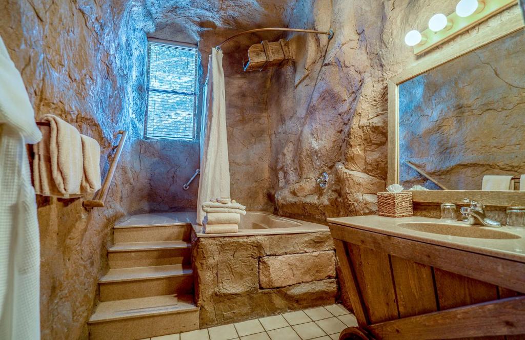 The Anniversary Inn - Fifth South - Deluxe Double Room With Castle View