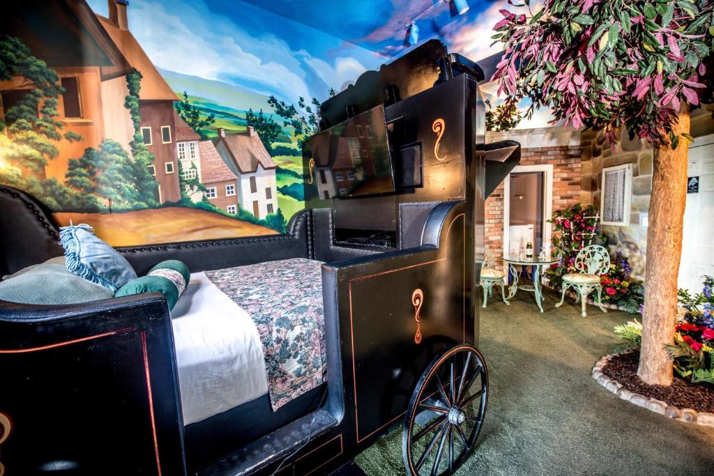 The Anniversary Inn - Fifth South - Deluxe Room