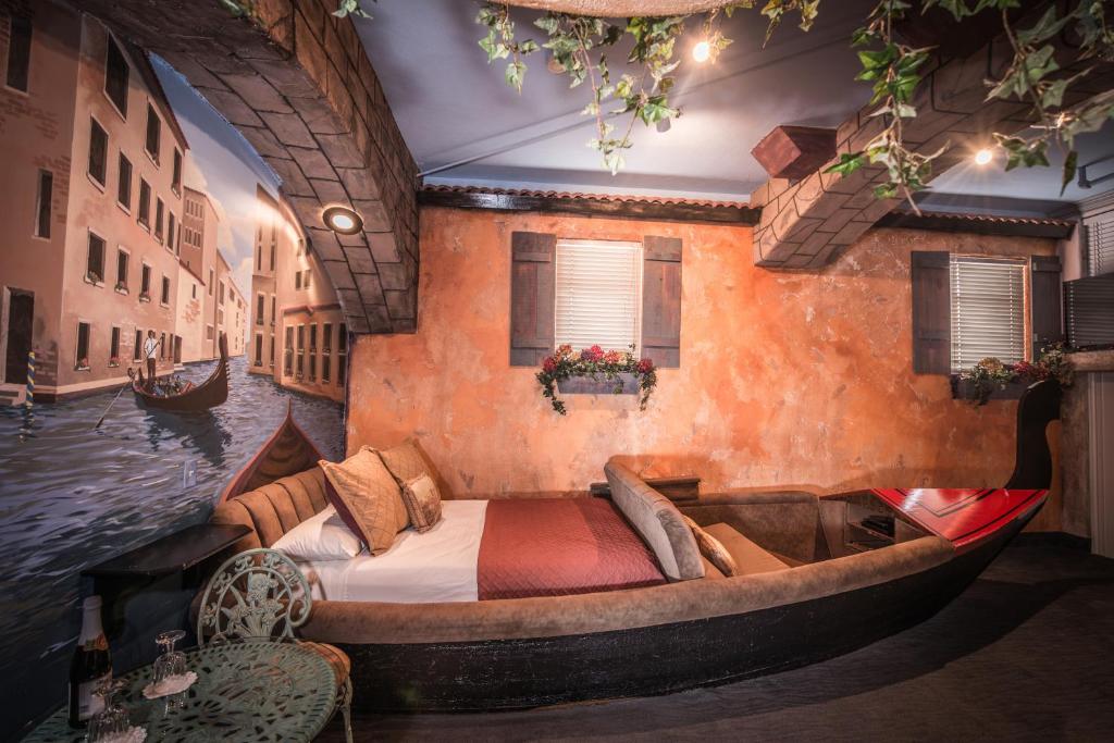 The Anniversary Inn - Fifth South - Deluxe Queen Room