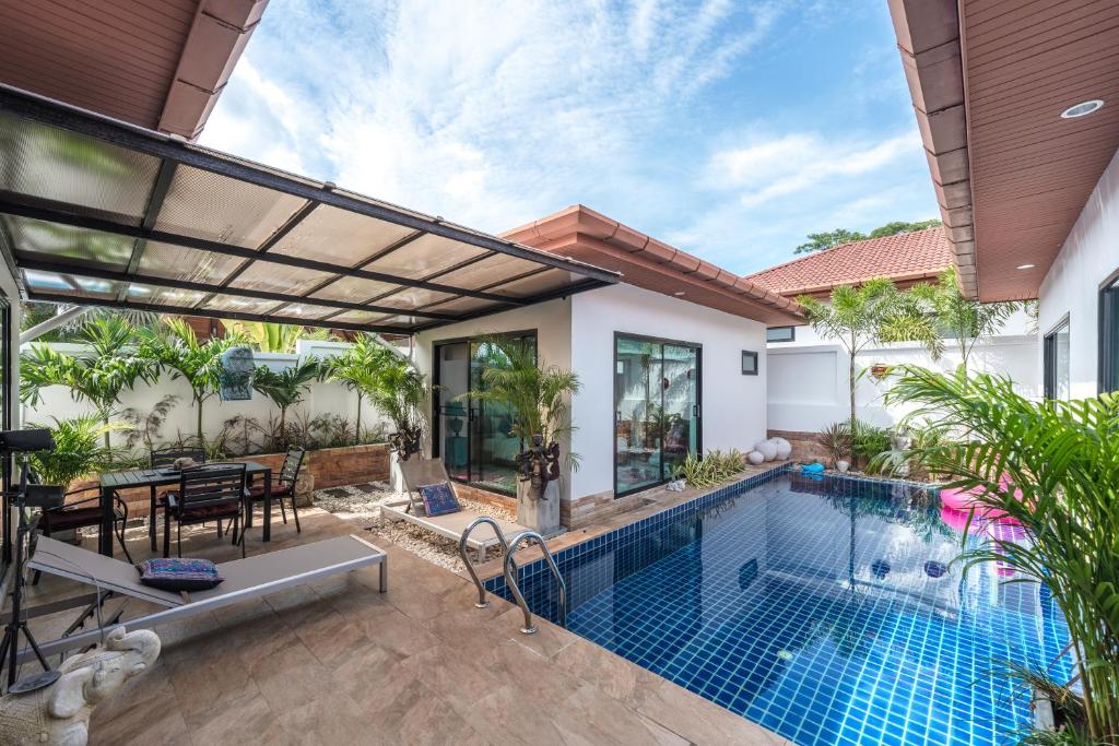 Bazén v ubytování Unique Designer Art Villa Salika, 3BR & Private Pool, near Rawai and Naiharn Beachs nebo v jeho okolí